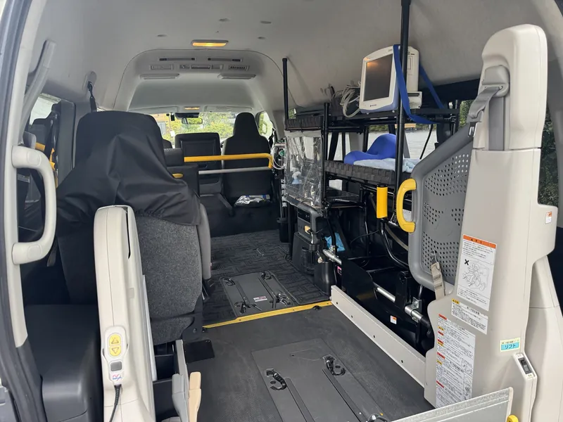 The cabin seen from the rear door, before the wheelchairs are loaded
