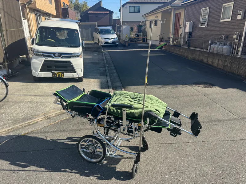 背もたれを倒したリクライニング車椅子