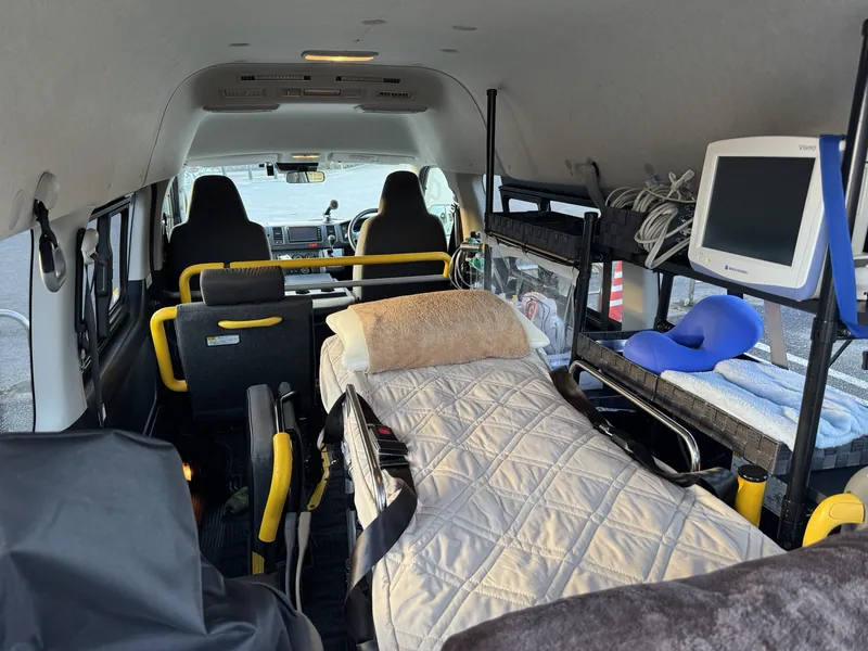 ストレッチャー・モニター・酸素を備えたハイエースの車内