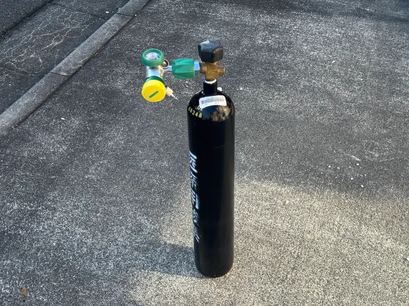 医療用酸素ボンベと流量計