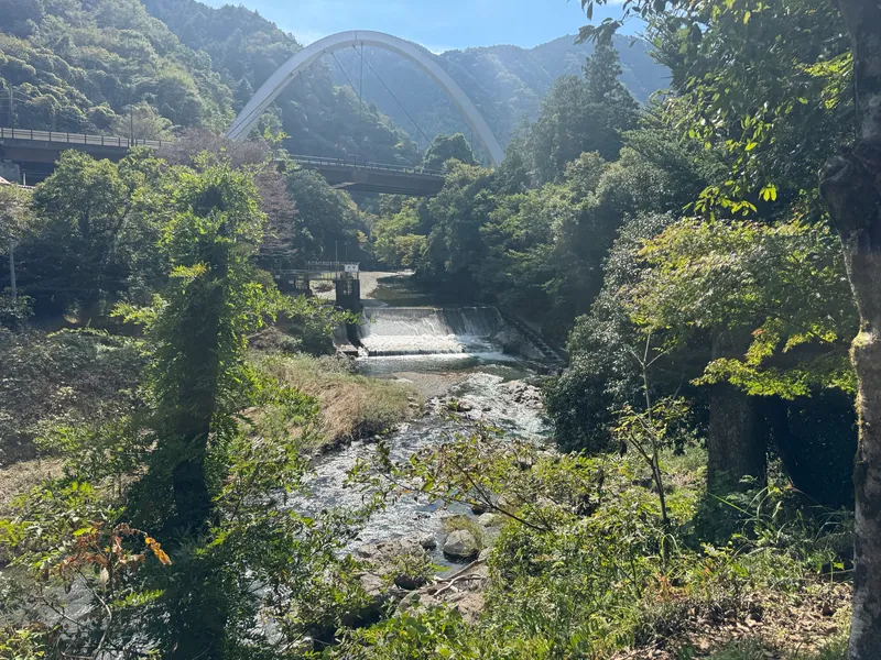 秋川渓谷にかかる十里木のアーチ橋と堰