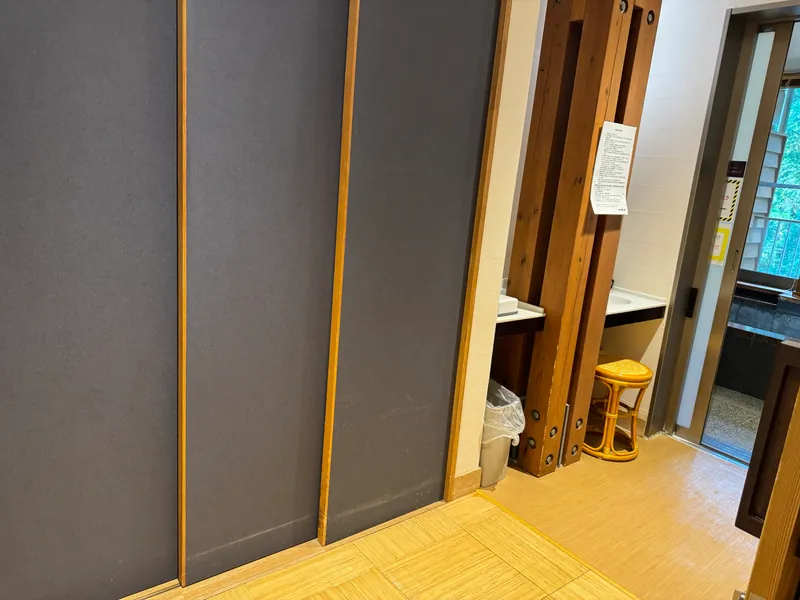 竹の板張りの床と、トイレとの間仕切りの引き戸がある波路の脱衣所