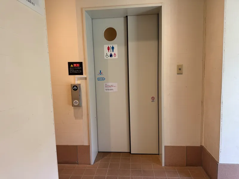 屋外トイレ棟のだれでもトイレの自動ドア