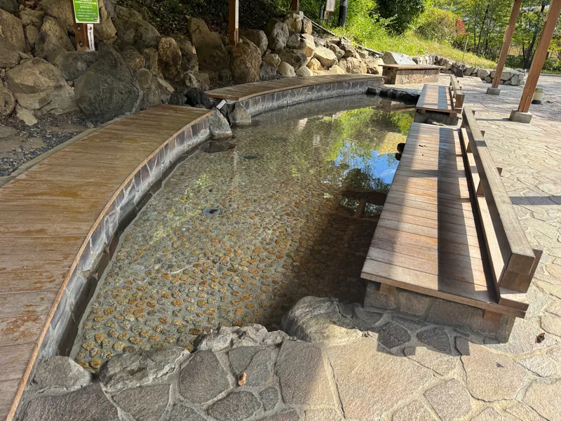 スロープで縁まで上がれる屋外の足湯