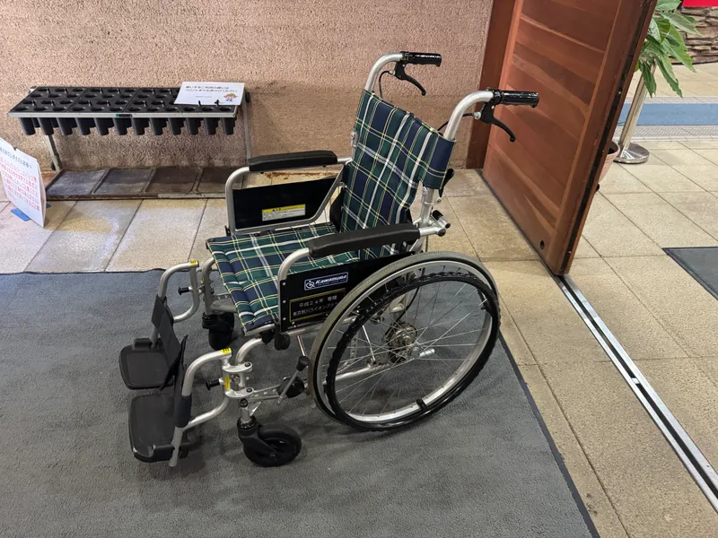 風除室に置かれた貸出用の自走式車椅子