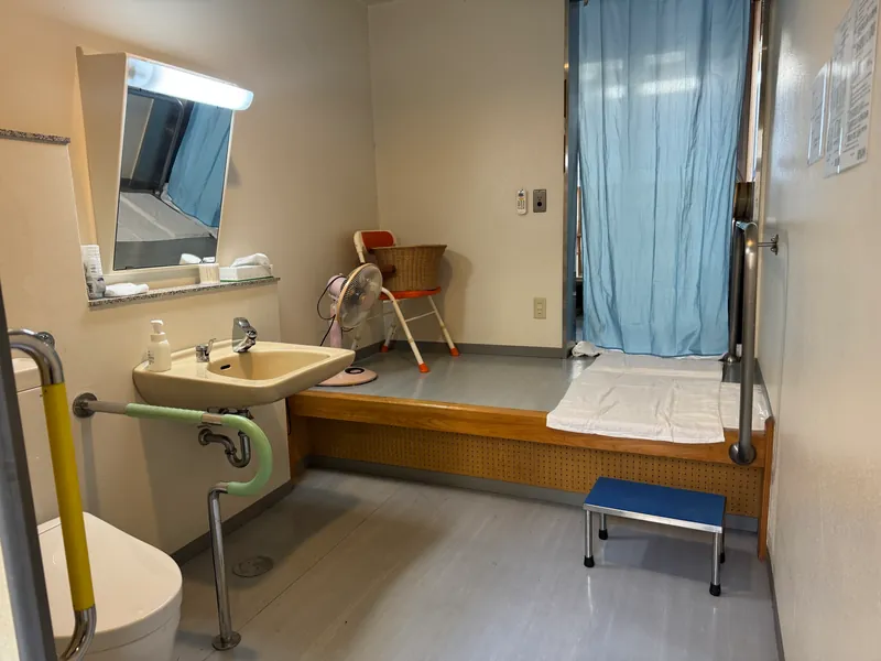 手前が床レベル、奥が一段高い板の間の健康風呂の脱衣所