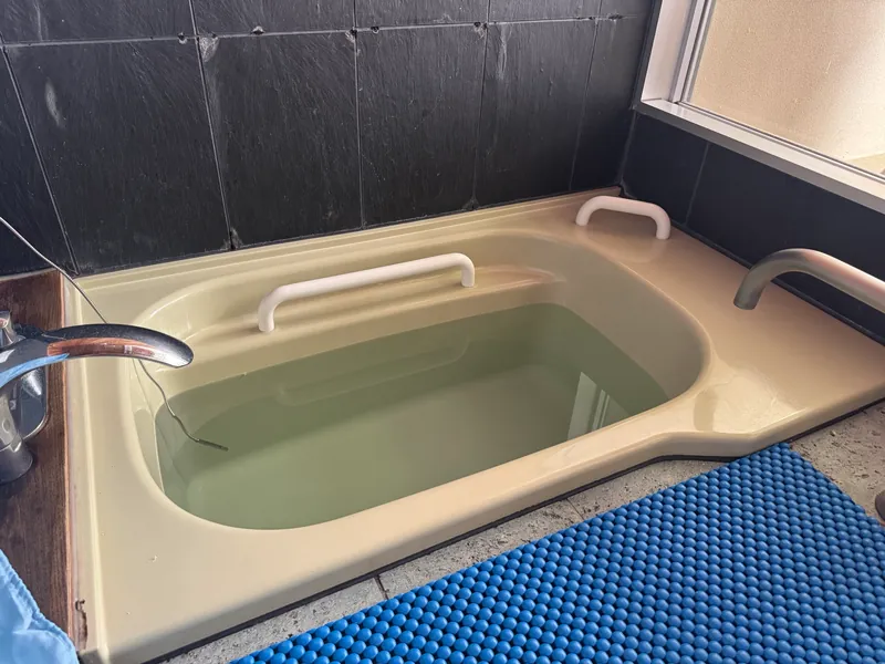 縁が床から低い埋め込み型の浴槽