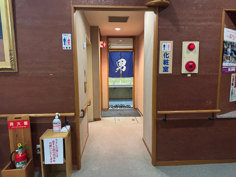 両側に手すりがある段差のない1階の化粧室の入口